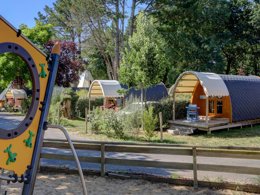 Camping Pas Cher vous présente avec son site Officiel campingpascher.fr, le Camping L'Etang Du Pays Blanc classé 3 étoiles, situé sur la commune de Guerande dans le département Loire-atlantique (Pays De La Loire) en France. Le camping L'Etang Du Pays Blanc, vous présente un hébergement de type hébergement insolite de 12 m² pour 2 personnes. Le camping L'Etang Du Pays Blanc vous propose du sam. 27 juin au sam. 04 juillet 2026, en promotion à -15% pour 7 nuits à 183,71 € au lieu de 218,0 € soit une Économie de 34,29 €. Cette location propose 71 dates différentes pour réserver votre séjour. Découvrez également les 40 autres gammes d'hébergements du camping. Les Avis clients pour le Camping L'Etang Du Pays Blanc sont excellents avec une note moyenne de 8 sur 10. Piscine chauffée, Piscine couverte, Animations familiales, Club enfants, Aire de jeux enfants, Aire de jeux intérieure, Canoë-kayak, Centre équestre, Court de tennis, Ping-pong, Pétanque, Salle de fitness, Structure gonflable enfants, Terrain de football, Terrain multisports, Trampoline, Bar, Dépôt de pain, Plats à emporter, Snack/Bar, Supermarché, Épicerie,... En savoir plus : cliquez-ICI.