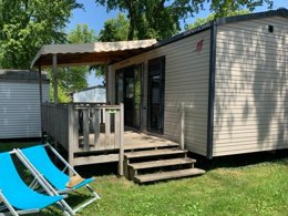 Camping Pas Cher vous présente avec son site Officiel campingpascher.fr, le Camping L'Etang Du Pays Blanc classé 3 étoiles, situé sur la commune de Guerande dans le département Loire-atlantique (Pays De La Loire) en France. Le camping L'Etang Du Pays Blanc, vous présente un hébergement de type mobil-home de 20 m² et télévision. Le camping L'Etang Du Pays Blanc vous propose du sam. 27 juin au sam. 04 juillet 2026, en promotion à -15% pour 7 nuits à 183,71 € au lieu de 218,0 € soit une Économie de 34,29 €. Cette location propose 51 dates différentes pour réserver votre séjour. Découvrez également les 40 autres gammes d'hébergements du camping. Les Avis clients pour le Camping L'Etang Du Pays Blanc sont excellents avec une note moyenne de 8 sur 10. Piscine chauffée, Piscine couverte, Animations familiales, Club enfants, Aire de jeux enfants, Aire de jeux intérieure, Canoë-kayak, Centre équestre, Court de tennis, Ping-pong, Pétanque, Salle de fitness, Structure gonflable enfants, Terrain de football, Terrain multisports, Trampoline, Bar, Dépôt de pain, Plats à emporter, Snack/Bar, Supermarché, Épicerie,... En savoir plus : cliquez-ICI.