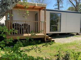 Camping Pas Cher vous présente avec son site Officiel campingpascher.fr, le Camping L'Etang Du Pays Blanc classé 3 étoiles, situé sur la commune de Guerande dans le département Loire-atlantique (Pays De La Loire) en France. Le camping L'Etang Du Pays Blanc, vous présente un hébergement de type mobil-home de 25 m². Le camping L'Etang Du Pays Blanc vous propose du sam. 27 juin au sam. 04 juillet 2026, en promotion à -15% pour 7 nuits à 225,14 € au lieu de 268,0 € soit une Économie de 42,86 €. Cette location propose 71 dates différentes pour réserver votre séjour. Découvrez également les 40 autres gammes d'hébergements du camping. Les Avis clients pour le Camping L'Etang Du Pays Blanc sont excellents avec une note moyenne de 8 sur 10. Piscine chauffée, Piscine couverte, Animations familiales, Club enfants, Aire de jeux enfants, Aire de jeux intérieure, Canoë-kayak, Centre équestre, Court de tennis, Ping-pong, Pétanque, Salle de fitness, Structure gonflable enfants, Terrain de football, Terrain multisports, Trampoline, Bar, Dépôt de pain, Plats à emporter, Snack/Bar, Supermarché, Épicerie,... En savoir plus : cliquez-ICI.