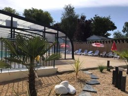 Camping Pas Cher vous présente avec son site Officiel campingpascher.fr, le Camping L'Etang Du Pays Blanc classé 3 étoiles, situé sur la commune de Guerande dans le département Loire-atlantique (Pays De La Loire) en France. Le camping L'Etang Du Pays Blanc, vous présente un hébergement de type hébergement insolite de 20 m² pour 4 personnes et télévision. Le camping L'Etang Du Pays Blanc vous propose du sam. 27 juin au sam. 04 juillet 2026, en promotion à -15% pour 7 nuits à 225,14 € au lieu de 268,0 € soit une Économie de 42,86 €. Cette location propose 73 dates différentes pour réserver votre séjour. Découvrez également les 40 autres gammes d'hébergements du camping. Les Avis clients pour le Camping L'Etang Du Pays Blanc sont excellents avec une note moyenne de 8 sur 10. Piscine chauffée, Piscine couverte, Animations familiales, Club enfants, Aire de jeux enfants, Aire de jeux intérieure, Canoë-kayak, Centre équestre, Court de tennis, Ping-pong, Pétanque, Salle de fitness, Structure gonflable enfants, Terrain de football, Terrain multisports, Trampoline, Bar, Dépôt de pain, Plats à emporter, Snack/Bar, Supermarché, Épicerie,... En savoir plus : cliquez-ICI.