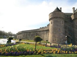 Camping Pas Cher vous présente avec son site Officiel campingpascher.fr, le Camping L'Etang Du Pays Blanc classé 3 étoiles, situé sur la commune de Guerande dans le département Loire-atlantique (Pays De La Loire) en France. Le camping L'Etang Du Pays Blanc, vous présente un hébergement de type hébergement insolite de 15 m². Le camping L'Etang Du Pays Blanc vous propose du sam. 27 juin au sam. 04 juillet 2026, en promotion à -15% pour 7 nuits à 183,71 € au lieu de 218,0 € soit une Économie de 34,29 €. Cette location propose 63 dates différentes pour réserver votre séjour. Découvrez également les 40 autres gammes d'hébergements du camping. Les Avis clients pour le Camping L'Etang Du Pays Blanc sont excellents avec une note moyenne de 8 sur 10. Piscine chauffée, Piscine couverte, Animations familiales, Club enfants, Aire de jeux enfants, Aire de jeux intérieure, Canoë-kayak, Centre équestre, Court de tennis, Ping-pong, Pétanque, Salle de fitness, Structure gonflable enfants, Terrain de football, Terrain multisports, Trampoline, Bar, Dépôt de pain, Plats à emporter, Snack/Bar, Supermarché, Épicerie,... En savoir plus : cliquez-ICI.