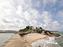 Camping Pas Cher vous présente avec son site Officiel campingpascher.fr, le Camping L'Etang Du Pays Blanc classé 3 étoiles, situé sur la commune de Guerande dans le département Loire-atlantique (Pays De La Loire) en France. Le camping L'Etang Du Pays Blanc, vous présente un hébergement de type hébergement insolite de 12 m² pour 3 personnes. Le camping L'Etang Du Pays Blanc vous propose du sam. 27 juin au sam. 04 juillet 2026, en promotion à -15% pour 7 nuits à 183,71 € au lieu de 218,0 € soit une Économie de 34,29 €. Cette location propose 71 dates différentes pour réserver votre séjour. Découvrez également les 40 autres gammes d'hébergements du camping. Les Avis clients pour le Camping L'Etang Du Pays Blanc sont excellents avec une note moyenne de 8 sur 10. Piscine chauffée, Piscine couverte, Animations familiales, Club enfants, Aire de jeux enfants, Aire de jeux intérieure, Canoë-kayak, Centre équestre, Court de tennis, Ping-pong, Pétanque, Salle de fitness, Structure gonflable enfants, Terrain de football, Terrain multisports, Trampoline, Bar, Dépôt de pain, Plats à emporter, Snack/Bar, Supermarché, Épicerie,... En savoir plus : cliquez-ICI.