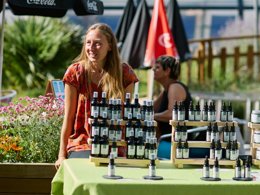 Camping Pas Cher vous présente avec son site Officiel campingpascher.fr, le Camping L'Etang Du Pays Blanc classé 3 étoiles, situé sur la commune de Guerande dans le département Loire-atlantique (Pays De La Loire) en France. Le camping L'Etang Du Pays Blanc, vous présente un hébergement de type hébergement insolite de 8 m² pour 2 personnes. Le camping L'Etang Du Pays Blanc vous propose du sam. 27 juin au sam. 04 juillet 2026, en promotion à -15% pour 7 nuits à 183,71 € au lieu de 218,0 € soit une Économie de 34,29 €. Cette location propose 71 dates différentes pour réserver votre séjour. Découvrez également les 40 autres gammes d'hébergements du camping. Les Avis clients pour le Camping L'Etang Du Pays Blanc sont excellents avec une note moyenne de 8 sur 10. Piscine chauffée, Piscine couverte, Animations familiales, Club enfants, Aire de jeux enfants, Aire de jeux intérieure, Canoë-kayak, Centre équestre, Court de tennis, Ping-pong, Pétanque, Salle de fitness, Structure gonflable enfants, Terrain de football, Terrain multisports, Trampoline, Bar, Dépôt de pain, Plats à emporter, Snack/Bar, Supermarché, Épicerie,... En savoir plus : cliquez-ICI.