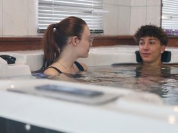 Camping Pas Cher vous présente avec son site Officiel campingpascher.fr, le Camping L'Etang Du Pays Blanc classé 3 étoiles, situé sur la commune de Guerande dans le département Loire-atlantique (Pays De La Loire) en France. Le camping L'Etang Du Pays Blanc, vous présente un hébergement de type hébergement insolite de 14 m² pour 2 personnes. Le camping L'Etang Du Pays Blanc vous propose du sam. 27 juin au sam. 04 juillet 2026, en promotion à -15% pour 7 nuits à 183,71 € au lieu de 218,0 € soit une Économie de 34,29 €. Cette location propose 34 dates différentes pour réserver votre séjour. Découvrez également les 40 autres gammes d'hébergements du camping. Les Avis clients pour le Camping L'Etang Du Pays Blanc sont excellents avec une note moyenne de 8 sur 10. Piscine chauffée, Piscine couverte, Animations familiales, Club enfants, Aire de jeux enfants, Aire de jeux intérieure, Canoë-kayak, Centre équestre, Court de tennis, Ping-pong, Pétanque, Salle de fitness, Structure gonflable enfants, Terrain de football, Terrain multisports, Trampoline, Bar, Dépôt de pain, Plats à emporter, Snack/Bar, Supermarché, Épicerie,... En savoir plus : cliquez-ICI.