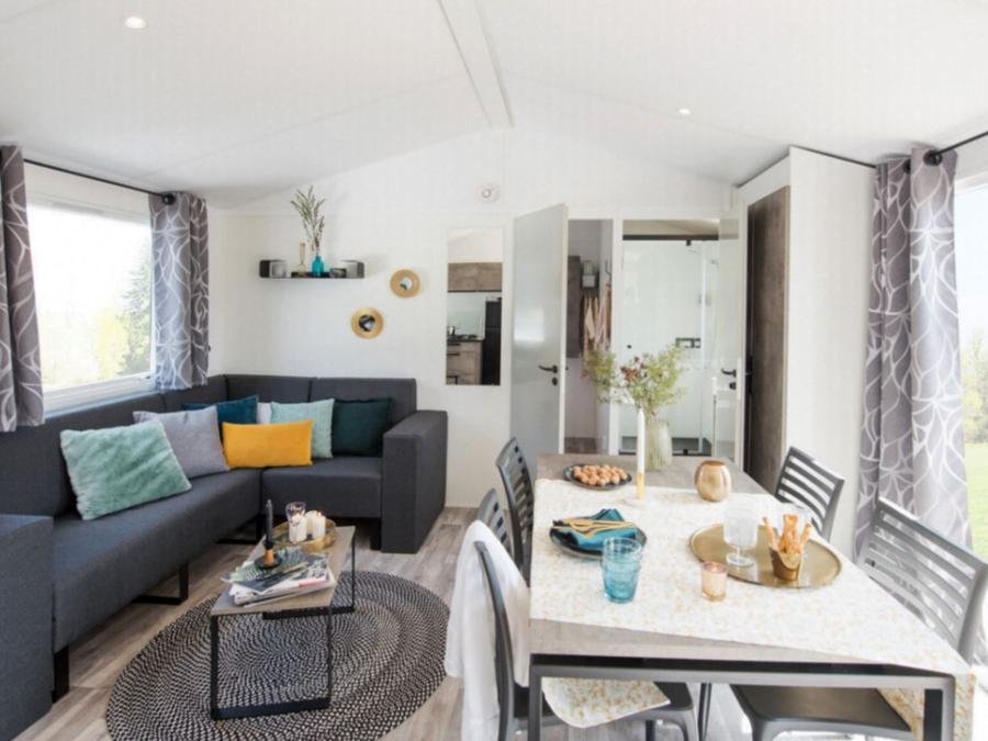 Camping Pas Cher vous présente avec son site Officiel campingpascher.fr, le Camping Ile Aux Oiseaux classé 3 étoiles, situé sur la commune de Ile D'olonne dans le département Vendée (Pays De La Loire) en France. Le camping Ile Aux Oiseaux, vous présente un hébergement de type mobil-home de 30 m² et télévision. Le camping Ile Aux Oiseaux vous propose du lundi 26 octobre au lundi 02 novembre 2026 pour 7 nuits à 272€. Cette location propose 54 dates différentes pour réserver votre séjour. Découvrez également les 8 autres gammes d'hébergements du camping. Les Avis clients pour le Camping Ile Aux Oiseaux sont excellents avec une note moyenne de 8 sur 10. Parc aquatique, Piscine couverte, Piscine extérieure, Animations familiales, Club ados, Club enfants, Aire de jeux enfants, Baby-foot, Canoë-kayak, Piscine, Terrain multisports, Dépôt de pain, Plats à emporter,... En savoir plus : cliquez-ICI.
