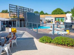 Camping Pas Cher vous présente avec son site Officiel campingpascher.fr, le Camping Ile Aux Oiseaux classé 3 étoiles, situé sur la commune de Ile D'olonne dans le département Vendée (Pays De La Loire) en France. Le camping Ile Aux Oiseaux, vous présente un hébergement de type mobil-home de 20 m² avec climatisation et télévision. Le camping Ile Aux Oiseaux vous propose du lundi 26 octobre au lundi 02 novembre 2026 pour 7 nuits à 212€. Cette location propose 74 dates différentes pour réserver votre séjour. Découvrez également les 8 autres gammes d'hébergements du camping. Les Avis clients pour le Camping Ile Aux Oiseaux sont excellents avec une note moyenne de 8 sur 10. Parc aquatique, Piscine couverte, Piscine extérieure, Animations familiales, Club ados, Club enfants, Aire de jeux enfants, Baby-foot, Canoë-kayak, Piscine, Terrain multisports, Dépôt de pain, Plats à emporter,... En savoir plus : cliquez-ICI.