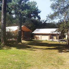 Camping Pas Cher vous présente avec son site Officiel campingpascher.fr, le Établissement Ile D'Yeu Lodges Du Ponant, situé sur la commune de L'ile D'yeu dans le département Vendée (Pays De La Loire) en France. L'établissement Ile D'Yeu Lodges Du Ponant vous propose un hébergement de type tente toile et bois de 20 m². L'établissement vous propose 2 autres types d'hébergements. Découvrez tous nos séjours à petits prix dans la commune et aux alentours de L'ile D'yeu du département : Vendée (Pays De La Loire).... En savoir plus : cliquez-ICI.
