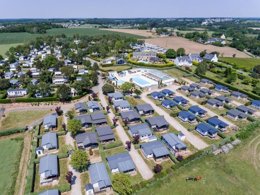 Camping Pas Cher vous présente avec son site Officiel campingpascher.fr, le Camping Flower Les Jardins De Kergal classé 4 étoiles, situé sur la commune de Guidel dans le département Morbihan (Bretagne) en France. Le camping Flower Les Jardins De Kergal, vous présente un hébergement de type mobil-home de 40 m². Le camping Flower Les Jardins De Kergal vous propose du mardi 07 avril au mardi 14 avril 2026 pour 7 nuits à 811.5€. Cette location propose 106 dates différentes pour réserver votre séjour. Découvrez également les 19 autres gammes d'hébergements du camping. Les Avis clients pour le Camping Flower Les Jardins De Kergal sont excellents avec une note moyenne de 8 sur 10. Parc aquatique, Piscine couverte, Piscine extérieure, Animations familiales, Club enfants, Aire de jeux enfants, Canoë-kayak, Centre équestre, Court de tennis, Golf, Parcours sportif, Plongée, Pétanque, Structure gonflable enfants, Terrain multisports, Bar, Dépôt de pain, Restaurant, Supermarché,... En savoir plus : cliquez-ICI.