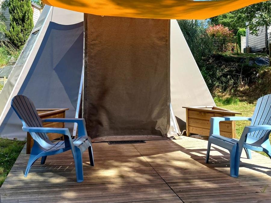 Camping Pas Cher vous présente avec son site Officiel campingpascher.fr, le Camping Les Cerisiers classé 3 étoiles, situé sur la commune de Guillac dans le département Morbihan (Bretagne) en France. Le camping Les Cerisiers vous propose un hébergement de type hébergement insolite pour 6 personnes. Cet hébergement propose plus de 45 dates différentes pour réserver ! Pour dévouvrir la période la moins chère, consultez la rubrique 'Tarifs' et sélectionnez votre mois de départ. L'établissement vous propose 11 autres types d'hébergements. Découvrez tous nos séjours à petits prix dans la commune et aux alentours de Guillac du département : Morbihan (Bretagne). Les Avis clients pour le Camping Les Cerisiers sont excellents avec une note moyenne de 8 sur 10. Aire de jeux enfants, Baby-foot, Canoë-kayak, Centre équestre, Golf, Ping-pong, Pétanque, Bar, Créperie, Dépôt de pain, Snack/Bar, Supermarché, Épicerie,... En savoir plus : cliquez-ICI.