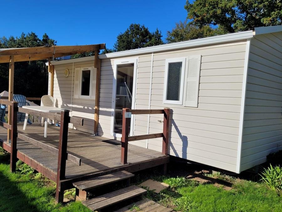 Camping Pas Cher vous présente avec son site Officiel campingpascher.fr, le Camping Les Cerisiers classé 3 étoiles, situé sur la commune de Guillac dans le département Morbihan (Bretagne) en France. Le camping Les Cerisiers, vous présente un hébergement de type mobil-home de 28 m² avec climatisation et télévision. Le camping Les Cerisiers vous propose du sam. 12 septembre au sam. 19 septembre 2026 pour 7 nuits à 394€. Cette location propose 30 dates différentes pour réserver votre séjour. Découvrez également les 11 autres gammes d'hébergements du camping. Les Avis clients pour le Camping Les Cerisiers sont excellents avec une note moyenne de 8 sur 10. Aire de jeux enfants, Baby-foot, Canoë-kayak, Centre équestre, Golf, Ping-pong, Pétanque, Bar, Créperie, Dépôt de pain, Snack/Bar, Supermarché, Épicerie,... En savoir plus : cliquez-ICI.