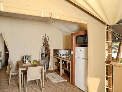 Cliquez pour découvrir toutes les photos de l'HÉBERGEMENT ! tente en toile et bois - Les Cerisiers photo 4