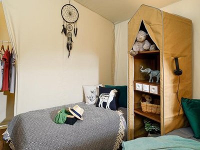 Cliquez pour découvrir toutes les photos de l'HÉBERGEMENT ! tente en toile et bois - Les Cerisiers photo 5