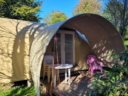 Camping Pas Cher vous présente avec son site Officiel campingpascher.fr, le Camping Les Cerisiers classé 3 étoiles, situé sur la commune de Guillac dans le département Morbihan (Bretagne) en France. Le camping Les Cerisiers, vous présente un hébergement de type hébergement insolite de 21 m² pour 4 personnes. Le camping Les Cerisiers vous propose du sam. 04 avril au sam. 11 avril 2026 pour 7 nuits à 263€. Cette location propose 184 dates différentes pour réserver votre séjour. Découvrez également les 11 autres gammes d'hébergements du camping. Les Avis clients pour le Camping Les Cerisiers sont excellents avec une note moyenne de 8 sur 10. Aire de jeux enfants, Baby-foot, Canoë-kayak, Centre équestre, Golf, Ping-pong, Pétanque, Bar, Créperie, Dépôt de pain, Snack/Bar, Supermarché, Épicerie,... En savoir plus : cliquez-ICI.