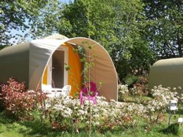 Camping Pas Cher vous présente avec son site Officiel campingpascher.fr, le Camping Les Cerisiers classé 3 étoiles, situé sur la commune de Guillac dans le département Morbihan (Bretagne) en France. Le camping Les Cerisiers, vous présente un hébergement de type bungalow toilé de 16 m² pour 2 personnes. Le camping Les Cerisiers vous propose du sam. 04 avril au sam. 11 avril 2026 pour 7 nuits à 242€. Cette location propose 184 dates différentes pour réserver votre séjour. Découvrez également les 11 autres gammes d'hébergements du camping. Les Avis clients pour le Camping Les Cerisiers sont excellents avec une note moyenne de 8 sur 10. Aire de jeux enfants, Baby-foot, Canoë-kayak, Centre équestre, Golf, Ping-pong, Pétanque, Bar, Créperie, Dépôt de pain, Snack/Bar, Supermarché, Épicerie,... En savoir plus : cliquez-ICI.