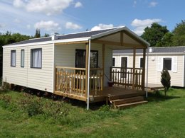 Camping Pas Cher vous présente avec son site Officiel campingpascher.fr, le Camping Les Cerisiers classé 3 étoiles, situé sur la commune de Guillac dans le département Morbihan (Bretagne) en France. Le camping Les Cerisiers, vous présente un hébergement de type mobil-home de 23 m² et télévision. Le camping Les Cerisiers vous propose du sam. 04 avril au sam. 11 avril 2026 pour 7 nuits à 389€. Cette location propose 144 dates différentes pour réserver votre séjour. Découvrez également les 11 autres gammes d'hébergements du camping. Les Avis clients pour le Camping Les Cerisiers sont excellents avec une note moyenne de 8 sur 10. Aire de jeux enfants, Baby-foot, Canoë-kayak, Centre équestre, Golf, Ping-pong, Pétanque, Bar, Créperie, Dépôt de pain, Snack/Bar, Supermarché, Épicerie,... En savoir plus : cliquez-ICI.