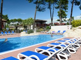 Camping Pas Cher vous présente avec son site Officiel campingpascher.fr, la Résidence Odalys Référence Les Greens Du Bassin classé 3 étoiles, située sur la commune de Gujan Mestras dans le département Gironde (Aquitaine) en France. La résidence Odalys Référence Les Greens Du Bassin, vous présente un hébergement de type villa de 115 m² pour 2 personnes et télévision. La résidence Odalys Référence Les Greens Du Bassin vous proposeun séjour PAS CHER avec une REMISEdu sam. 20 juin au sam. 27 juin 2026, en promotion à -30% pour 7 nuits à 1301,30 € au lieu de 1859,0 € soit une Économie de 557,70 €. Cette location propose 11 dates différentes pour réserver votre séjour. Découvrez également les 4 autres gammes d'hébergements de la résidence. Les Avis clients pour la Résidence Odalys Référence Les Greens Du Bassin sont de 6 sur 10. Piscine chauffée, Piscine extérieure, Canoë-kayak, Centre équestre, Court de tennis, Golf,... En savoir plus : cliquez-ICI.