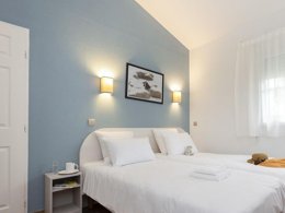 Camping Pas Cher vous présente avec son site Officiel campingpascher.fr, la Résidence Odalys Référence Les Greens Du Bassin classé 3 étoiles, située sur la commune de Gujan Mestras dans le département Gironde (Aquitaine) en France. La résidence Odalys Référence Les Greens Du Bassin, vous présente un hébergement de type villa de 115 m² pour 2 personnes et télévision. La résidence Odalys Référence Les Greens Du Bassin vous propose du sam. 26 septembre au sam. 03 octobre 2026 pour 7 nuits à 839€. Cette location propose 12 dates différentes pour réserver votre séjour. Découvrez également les 4 autres gammes d'hébergements de la résidence. Les Avis clients pour la Résidence Odalys Référence Les Greens Du Bassin sont de 6 sur 10. Piscine chauffée, Piscine extérieure, Canoë-kayak, Centre équestre, Court de tennis, Golf,... En savoir plus : cliquez-ICI.