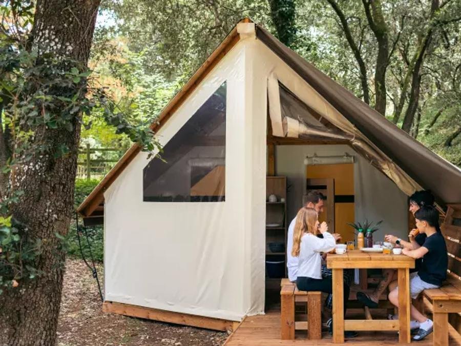 Camping Pas Cher vous présente avec son site Officiel campingpascher.fr, le Camping Parfums D'été classé 4 étoiles, situé sur la commune de Jard Sur Mer dans le département Vendée (Pays De La Loire) en France. Le camping Parfums D'été, vous présente un hébergement de type lodge de 16 m² pour 5 personnes. Le camping Parfums D'été vous proposeun séjour PAS CHER avec une REMISEdu jeudi 04 juin au jeudi 11 juin 2026 avec une PROMO de DERNIÈRE MINUTE, en promotion à -30% pour 7 nuits à 199 € au lieu de 284,29 € soit une Économie de 85,29 €. Cette location propose 66 dates différentes pour réserver votre séjour. Découvrez également les 14 autres gammes d'hébergements du camping. Les Avis clients pour le Camping Parfums D'été sont excellents avec une note moyenne de 8 sur 10. Mer, Piscine chauffée, Piscine extérieure, Animations familiales, Club enfants, Aire de jeux enfants, Centre équestre, Cyclisme, Jet-ski, Parcours sportif, Ping-pong, Pétanque, Randonnée, Surf, Terrain multisports, Boulangerie, Dépôt de pain, Restaurant,... En savoir plus : cliquez-ICI.