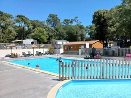 Camping Pas Cher vous présente avec son site Officiel campingpascher.fr, le Camping Parfums D'été classé 4 étoiles, situé sur la commune de Jard Sur Mer dans le département Vendée (Pays De La Loire) en France. Le camping Parfums D'été, vous présente un hébergement de type lodge de 16 m² pour 5 personnes. Le camping Parfums D'été vous proposeun séjour PAS CHER avec une REMISEdu jeudi 04 juin au jeudi 11 juin 2026 avec une PROMO de DERNIÈRE MINUTE, en promotion à -30% pour 7 nuits à 199 € au lieu de 284,29 € soit une Économie de 85,29 €. Cette location propose 66 dates différentes pour réserver votre séjour. Découvrez également les 14 autres gammes d'hébergements du camping. Les Avis clients pour le Camping Parfums D'été sont excellents avec une note moyenne de 8 sur 10. Mer, Piscine chauffée, Piscine extérieure, Animations familiales, Club enfants, Aire de jeux enfants, Centre équestre, Cyclisme, Jet-ski, Parcours sportif, Ping-pong, Pétanque, Randonnée, Surf, Terrain multisports, Boulangerie, Dépôt de pain, Restaurant,... En savoir plus : cliquez-ICI.