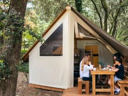Camping Pas Cher vous présente avec son site Officiel campingpascher.fr, le Camping Maeva Respire Parfums D'été classé 4 étoiles, situé sur la commune de Jard Sur Mer dans le département Vendée (Pays De La Loire) en France. Le camping Maeva Respire Parfums D'été, vous présente un hébergement de type lodge de 16 m² pour 5 personnes. Le camping Maeva Respire Parfums D'été vous proposeun séjour PAS CHER avec une REMISEdu dimanche 03 mai au dimanche 10 mai 2026, en promotion à -30% pour 7 nuits à 189 € au lieu de 270,0 € soit une Économie de 81 €. Cette location propose 114 dates différentes pour réserver votre séjour. Découvrez également les 12 autres gammes d'hébergements du camping. Les Avis clients pour le Camping Maeva Respire Parfums D'été sont excellents avec une note moyenne de 8 sur 10. Mer, Piscine chauffée, Piscine extérieure, Animations familiales, Club enfants, Aire de jeux enfants, Centre équestre, Cyclisme, Jet-ski, Parcours sportif, Ping-pong, Pétanque, Randonnée, Surf, Terrain multisports, Boulangerie, Dépôt de pain, Restaurant,... En savoir plus : cliquez-ICI.