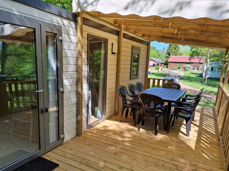 Camping Pas Cher vous présente avec son site Officiel campingpascher.fr, le Camping Les Ecossais classé 2 étoiles, situé sur la commune de Isle Et Bardais dans le département Allier (Auvergne) en France. Le camping Les Ecossais, vous présente un hébergement de type mobil-home et télévision. Le camping Les Ecossais vous propose du sam. 27 juin au sam. 04 juillet 2026 pour 7 nuits à 350€. Cette location propose 8 dates différentes pour réserver votre séjour. Découvrez également les 5 autres gammes d'hébergements du camping. Les Avis clients pour le Camping Les Ecossais sont excellents avec une note moyenne de 8 sur 10. Étang, Aire de jeux enfants, Baby-foot, Court de tennis, Cyclisme, Ping-pong, Piscine, Pétanque, Randonnée, Salle de jeux vidéo, Bar, Dépôt de pain, Supermarché,... En savoir plus : cliquez-ICI.