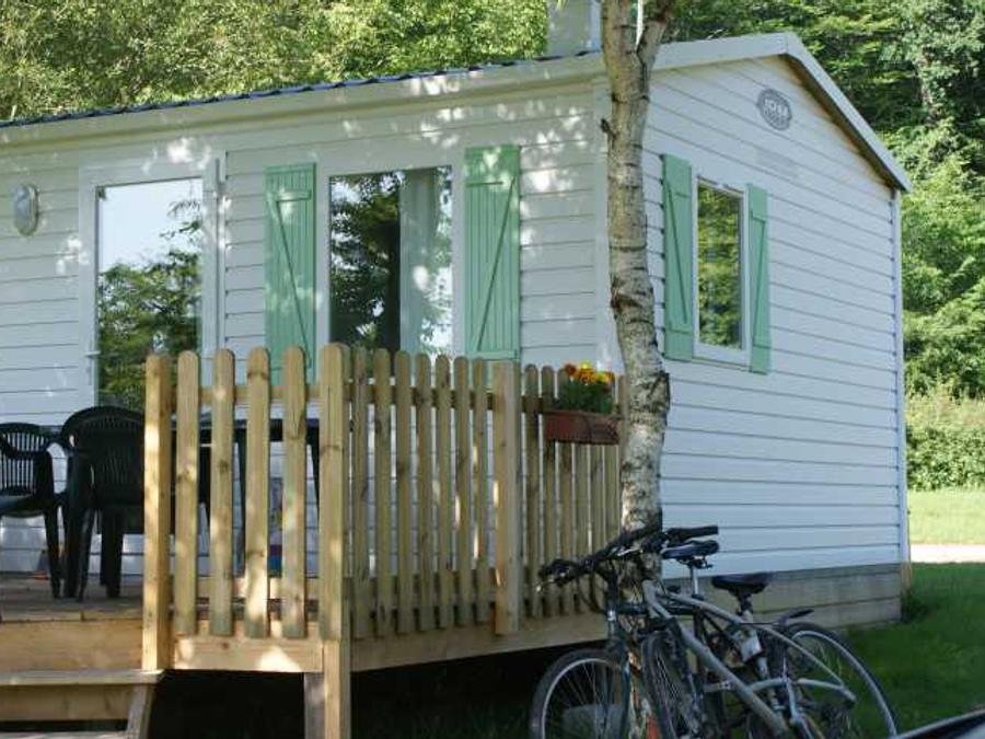 Camping Pas Cher vous présente avec son site Officiel campingpascher.fr, le Camping Les Ecossais classé 2 étoiles, situé sur la commune de Isle Et Bardais dans le département Allier (Auvergne) en France. Le camping Les Ecossais, vous présente un hébergement de type mobil-home et télévision. Le camping Les Ecossais vous propose du sam. 29 août au sam. 05 septembre 2026 pour 7 nuits à 235€. Cette location propose 12 dates différentes pour réserver votre séjour. Découvrez également les 5 autres gammes d'hébergements du camping. Les Avis clients pour le Camping Les Ecossais sont excellents avec une note moyenne de 8 sur 10. Étang, Aire de jeux enfants, Baby-foot, Court de tennis, Cyclisme, Ping-pong, Piscine, Pétanque, Randonnée, Salle de jeux vidéo, Bar, Dépôt de pain, Supermarché,... En savoir plus : cliquez-ICI.