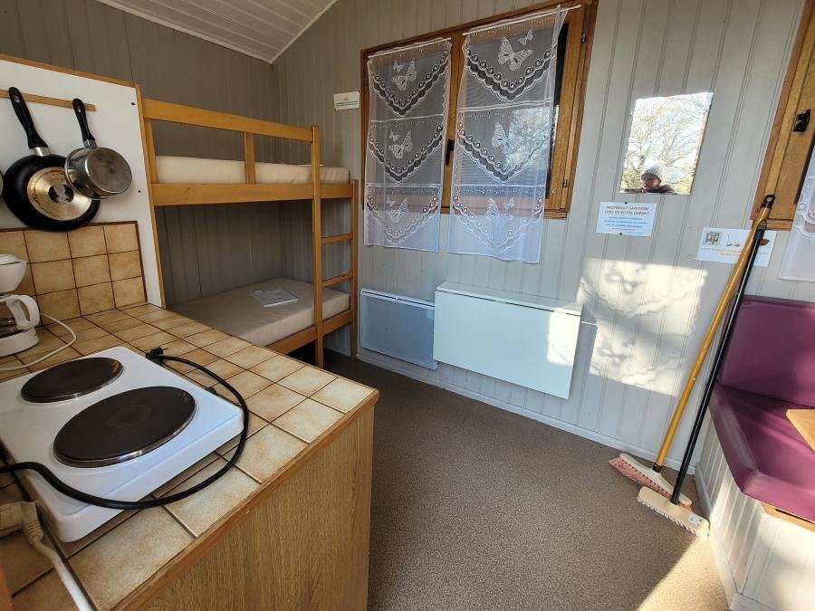 Camping Pas Cher vous présente avec son site Officiel campingpascher.fr, le Camping Les Ecossais classé 2 étoiles, situé sur la commune de Isle Et Bardais dans le département Allier (Auvergne) en France. Le camping Les Ecossais, vous présente un hébergement de type chalet pour 4 personnes. Le camping Les Ecossais vous propose du sam. 06 juin au sam. 13 juin 2026 pour 7 nuits à 212€. Cette location propose 18 dates différentes pour réserver votre séjour. Découvrez également les 5 autres gammes d'hébergements du camping. Les Avis clients pour le Camping Les Ecossais sont excellents avec une note moyenne de 8 sur 10. Étang, Aire de jeux enfants, Baby-foot, Court de tennis, Cyclisme, Ping-pong, Piscine, Pétanque, Randonnée, Salle de jeux vidéo, Bar, Dépôt de pain, Supermarché,... En savoir plus : cliquez-ICI.