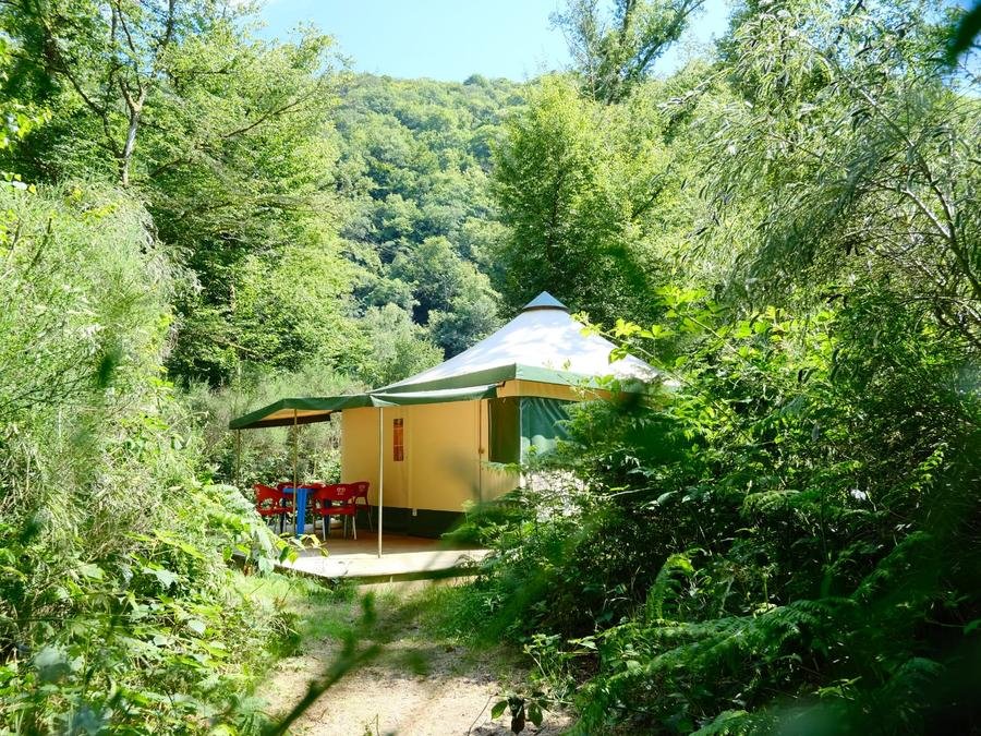 Camping Pas Cher vous présente avec son site Officiel campingpascher.fr, le Camping Domaine D'Haulmé classé 4 étoiles, situé sur la commune de Haulmé dans le département Ardennes (Champagne Ardenne) en France. Le camping Domaine D'Haulmé, vous présente un hébergement de type bungalow toilé. Le camping Domaine D'Haulmé vous propose du dimanche 06 septembre au dimanche 13 septembre 2026 pour 7 nuits à 370€. Cette location propose 60 dates différentes pour réserver votre séjour. Découvrez également les 11 autres gammes d'hébergements du camping. Les Avis clients pour le Camping Domaine D'Haulmé sont excellents avec une note moyenne de 8 sur 10. Piscine chauffée, Piscine extérieure, Aire de jeux enfants, Canoë-kayak, Centre équestre, Ping-pong, Pétanque, Randonnée, Voile, Bar, Dépôt de pain, Plats à emporter, Restaurant, Épicerie,... En savoir plus : cliquez-ICI.