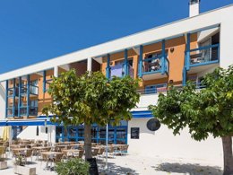 Camping Pas Cher vous présente avec son site Officiel campingpascher.fr, la Résidence Odalys Référence Du Port classé 3 étoiles, située sur la commune de Hourtin dans le département Gironde (Aquitaine) en France. La résidence Odalys Référence Du Port, vous présente un hébergement de type studio de 19 m² pour 2 personnes et télévision. La résidence Odalys Référence Du Port vous propose du sam. 02 mai au sam. 09 mai 2026 pour 7 nuits à 319€. Cette location propose 21 dates différentes pour réserver votre séjour. Découvrez également les 5 autres gammes d'hébergements de la résidence. Les Avis clients pour la Résidence Odalys Référence Du Port sont de 7 sur 10. Piscine chauffée, Piscine extérieure, Animations familiales, Club ados, Club enfants, Aire de jeux enfants, Canoë-kayak, Centre équestre, Golf, Pétanque, Restaurant,... En savoir plus : cliquez-ICI.