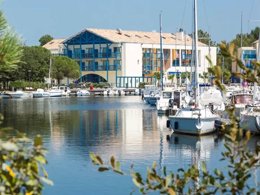 Camping Pas Cher vous présente avec son site Officiel campingpascher.fr, la Résidence Odalys Référence Du Port classé 3 étoiles, située sur la commune de Hourtin dans le département Gironde (Aquitaine) en France. La résidence Odalys Référence Du Port, vous présente un hébergement de type studio de 19 m² pour 2 personnes et télévision. La résidence Odalys Référence Du Port vous propose du sam. 02 mai au sam. 09 mai 2026 pour 7 nuits à 319€. Cette location propose 21 dates différentes pour réserver votre séjour. Découvrez également les 5 autres gammes d'hébergements de la résidence. Les Avis clients pour la Résidence Odalys Référence Du Port sont de 7 sur 10. Piscine chauffée, Piscine extérieure, Animations familiales, Club ados, Club enfants, Aire de jeux enfants, Canoë-kayak, Centre équestre, Golf, Pétanque, Restaurant,... En savoir plus : cliquez-ICI.