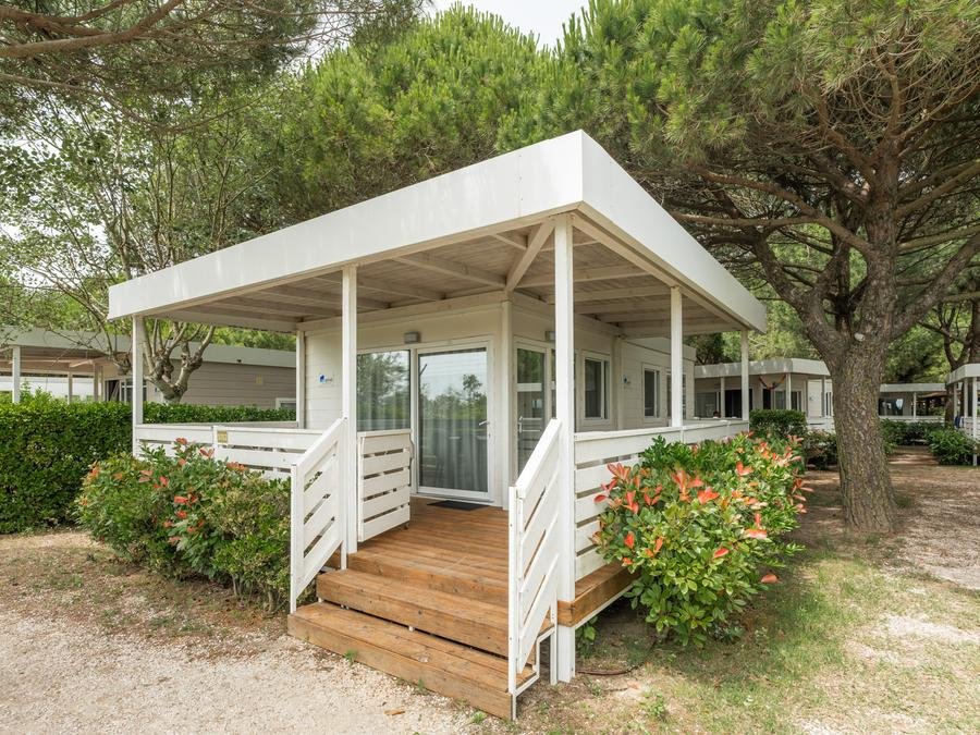 Camping Pas Cher vous présente avec son site Officiel campingpascher.fr, le Établissement Club Del Sole Jesolo Family Resort, situé sur la commune de Jesolo Pineta dans le département Venise (Vénétie) en Italie. L'établissement Club Del Sole Jesolo Family Resort vous propose un hébergement de type mobil-home. L'établissement vous propose 11 autres types d'hébergements. Découvrez tous nos séjours à petits prix dans la commune et aux alentours de Jesolo Pineta du département : Venise (Vénétie).... En savoir plus : cliquez-ICI.