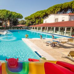 Camping Pas Cher vous présente avec son site Officiel campingpascher.fr, le Établissement Club Del Sole Jesolo Family Resort, situé sur la commune de Jesolo Pineta dans le département Venise (Vénétie) en Italie. L'établissement Club Del Sole Jesolo Family Resort vous propose un hébergement de type mobil-home. L'établissement vous propose 11 autres types d'hébergements. Découvrez tous nos séjours à petits prix dans la commune et aux alentours de Jesolo Pineta du département : Venise (Vénétie).... En savoir plus : cliquez-ICI.
