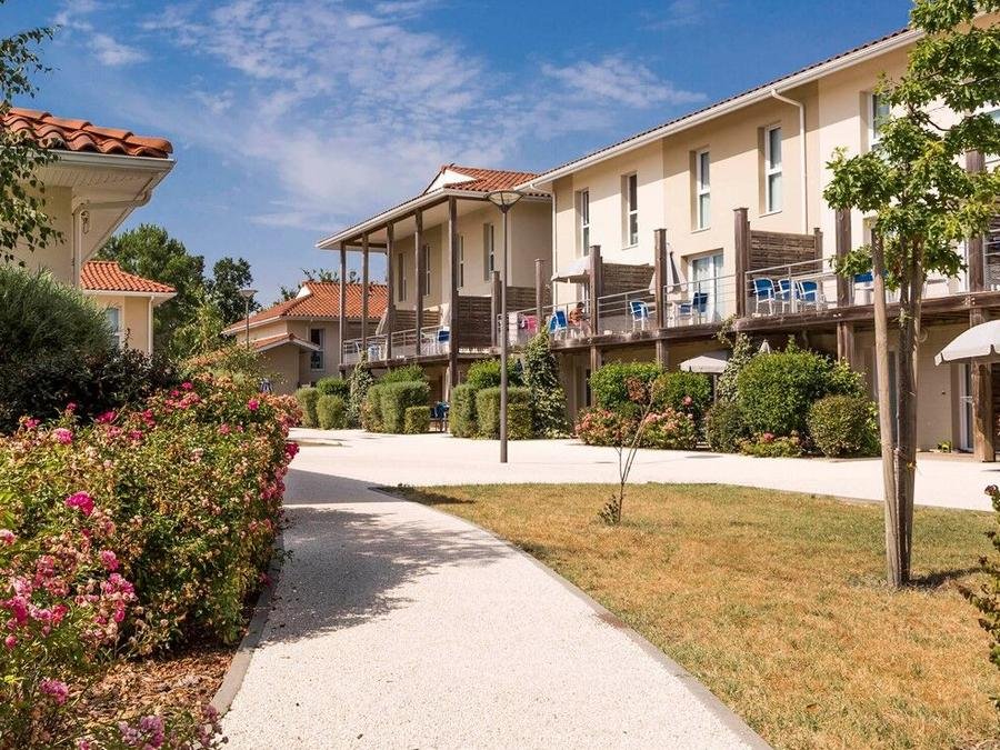 Camping Pas Cher vous présente avec son site Officiel campingpascher.fr, la Résidence Odalys Référence Le Petit Pont classé 3 étoiles, située sur la commune de Hourtin dans le département Gironde (Aquitaine) en France. La résidence Odalys Référence Le Petit Pont, vous présente un hébergement de type studio de 23 m² et télévision. La résidence Odalys Référence Le Petit Pont vous proposeun séjour PAS CHER avec une REMISEdu sam. 04 juillet au sam. 11 juillet 2026, en promotion à -30% pour 7 nuits à 538,30 € au lieu de 769,0 € soit une Économie de 230,70 €. Cette location propose 12 dates différentes pour réserver votre séjour. Découvrez également les 6 autres gammes d'hébergements de la résidence. Les Avis clients pour la Résidence Odalys Référence Le Petit Pont sont excellents avec une note moyenne de 9 sur 10. Piscine chauffée, Piscine extérieure, Aire de jeux enfants, Canoë-kayak, Centre équestre, Golf, Ping-pong, Pétanque, Salle de fitness, Terrain de volley-ball, Restaurant,... En savoir plus : cliquez-ICI.