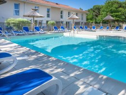 Camping Pas Cher vous présente avec son site Officiel campingpascher.fr, la Résidence Odalys Référence Le Petit Pont classé 3 étoiles, située sur la commune de Hourtin dans le département Gironde (Aquitaine) en France. La résidence Odalys Référence Le Petit Pont, vous présente un hébergement de type studio de 23 m² et télévision. La résidence Odalys Référence Le Petit Pont vous proposeun séjour PAS CHER avec une REMISEdu sam. 04 juillet au sam. 11 juillet 2026, en promotion à -30% pour 7 nuits à 538,30 € au lieu de 769,0 € soit une Économie de 230,70 €. Cette location propose 15 dates différentes pour réserver votre séjour. Découvrez également les 6 autres gammes d'hébergements de la résidence. Les Avis clients pour la Résidence Odalys Référence Le Petit Pont sont excellents avec une note moyenne de 9 sur 10. Piscine chauffée, Piscine extérieure, Aire de jeux enfants, Canoë-kayak, Centre équestre, Golf, Ping-pong, Pétanque, Salle de fitness, Terrain de volley-ball, Restaurant,... En savoir plus : cliquez-ICI.