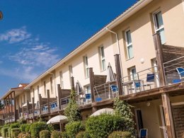 Camping Pas Cher vous présente avec son site Officiel campingpascher.fr, la Résidence Odalys Référence Le Petit Pont classé 3 étoiles, située sur la commune de Hourtin dans le département Gironde (Aquitaine) en France. La résidence Odalys Référence Le Petit Pont, vous présente un hébergement de type studio de 23 m² et télévision. La résidence Odalys Référence Le Petit Pont vous propose du sam. 04 avril au sam. 11 avril 2026 pour 7 nuits à 349€. Cette location propose 21 dates différentes pour réserver votre séjour. Découvrez également les 6 autres gammes d'hébergements de la résidence. Les Avis clients pour la Résidence Odalys Référence Le Petit Pont sont excellents avec une note moyenne de 9 sur 10. Piscine chauffée, Piscine extérieure, Aire de jeux enfants, Canoë-kayak, Centre équestre, Golf, Ping-pong, Pétanque, Salle de fitness, Terrain de volley-ball, Restaurant,... En savoir plus : cliquez-ICI.