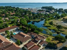 Camping Pas Cher vous présente avec son site Officiel campingpascher.fr, la Résidence Odalys Référence Le Petit Pont classé 3 étoiles, située sur la commune de Hourtin dans le département Gironde (Aquitaine) en France. La résidence Odalys Référence Le Petit Pont, vous présente un hébergement de type studio de 23 m² et télévision. La résidence Odalys Référence Le Petit Pont vous propose du sam. 04 avril au sam. 11 avril 2026 pour 7 nuits à 349€. Cette location propose 21 dates différentes pour réserver votre séjour. Découvrez également les 6 autres gammes d'hébergements de la résidence. Les Avis clients pour la Résidence Odalys Référence Le Petit Pont sont excellents avec une note moyenne de 9 sur 10. Piscine chauffée, Piscine extérieure, Aire de jeux enfants, Canoë-kayak, Centre équestre, Golf, Ping-pong, Pétanque, Salle de fitness, Terrain de volley-ball, Restaurant,... En savoir plus : cliquez-ICI.