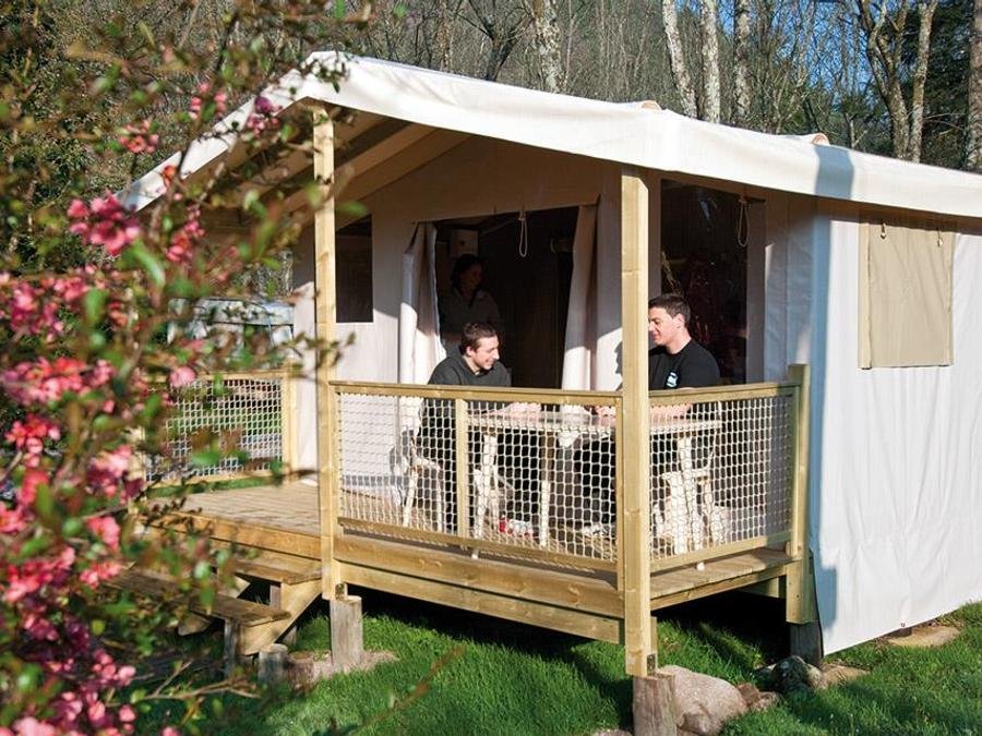 Camping Pas Cher vous présente avec son site Officiel campingpascher.fr, le Camping Le Roubreau classé 3 étoiles, situé sur la commune de Joannas dans le département Ardèche (Rhône Alpes) en France. Le camping Le Roubreau, vous présente un hébergement de type tente de 19 m². Le camping Le Roubreau vous propose du sam. 04 juillet au sam. 11 juillet 2026 pour 7 nuits à 500.5€. Cette location propose 3 dates différentes pour réserver votre séjour. Découvrez également les 10 autres gammes d'hébergements du camping. Les Avis clients pour le Camping Le Roubreau sont excellents avec une note moyenne de 8 sur 10. Rivière, Piscine extérieure, Animations familiales, Aire de jeux enfants, Baby-foot, Canoë-kayak, Canyoning, Centre équestre, Court de padel en extérieur, Cyclisme, Escalade, Ping-pong, Pétanque, Randonnée, Salle de jeux vidéo, Terrain de football, Terrain de volley-ball, Terrain multisports, Bar, Bureau de tabac, Dépôt de pain, Snack/Bar, Supermarché, Épicerie,... En savoir plus : cliquez-ICI.