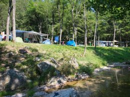 Camping Pas Cher vous présente avec son site Officiel campingpascher.fr, le Camping Le Roubreau classé 3 étoiles, situé sur la commune de Joannas dans le département Ardèche (Rhône Alpes) en France. Le camping Le Roubreau, vous présente un hébergement de type mobil-home de 22 m². Le camping Le Roubreau vous propose du dimanche 12 avril au dimanche 19 avril 2026 pour 7 nuits à 245€. Cette location propose 70 dates différentes pour réserver votre séjour. Découvrez également les 7 autres gammes d'hébergements du camping. Les Avis clients pour le Camping Le Roubreau sont excellents avec une note moyenne de 8 sur 10. Rivière, Piscine extérieure, Animations familiales, Aire de jeux enfants, Baby-foot, Court de tennis, Ping-pong, Pétanque, Salle de jeux vidéo, Terrain de volley-ball, Bar, Bureau de tabac, Dépôt de pain, Snack/Bar, Supermarché, Épicerie,... En savoir plus : cliquez-ICI.