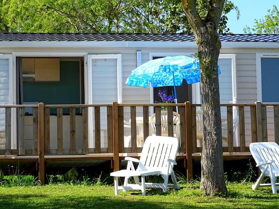 Camping Pas Cher vous présente avec son site Officiel campingpascher.fr, le Camping Du Bois De Reveuge classé 4 étoiles, situé sur la commune de Huanne Montmartin dans le département Doubs (Franche Comté) en France. Le camping Du Bois De Reveuge, vous présente un hébergement de type mobil-home de 38 m² pour 2 personnes. Le camping Du Bois De Reveuge vous propose du sam. 22 août au sam. 29 août 2026 pour 7 nuits à 735€. Cette location propose 15 dates différentes pour réserver votre séjour. Découvrez également les 4 autres gammes d'hébergements du camping. Les Avis clients pour le Camping Du Bois De Reveuge sont excellents avec une note moyenne de 8 sur 10. Piscine couverte, Piscine extérieure, Animation enfants, Animations familiales, Club enfants, Aire de jeux enfants, Canoë-kayak, Parcours sportif, Ping-pong, Pédalo, Pétanque, Terrain multisports, Dépôt de pain, Pizzeria, Snack/Bar, Station-service, Supermarché, Épicerie,... En savoir plus : cliquez-ICI.
