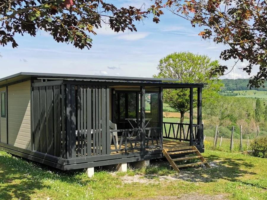 Camping Pas Cher vous présente avec son site Officiel campingpascher.fr, le Camping Du Bois De Reveuge classé 4 étoiles, situé sur la commune de Huanne Montmartin dans le département Doubs (Franche Comté) en France. Le camping Du Bois De Reveuge, vous présente un hébergement de type chalet de 47 m². Le camping Du Bois De Reveuge vous propose du sam. 22 août au sam. 29 août 2026 pour 7 nuits à 1090€. Cette location propose 1 dates différentes pour réserver votre séjour. Découvrez également les 4 autres gammes d'hébergements du camping. Les Avis clients pour le Camping Du Bois De Reveuge sont excellents avec une note moyenne de 8 sur 10. Piscine couverte, Piscine extérieure, Animation enfants, Animations familiales, Club enfants, Aire de jeux enfants, Canoë-kayak, Parcours sportif, Ping-pong, Pédalo, Pétanque, Terrain multisports, Dépôt de pain, Pizzeria, Snack/Bar, Station-service, Supermarché, Épicerie,... En savoir plus : cliquez-ICI.