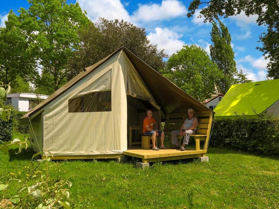 Camping Pas Cher vous présente avec son site Officiel campingpascher.fr, le Camping Ushuaïa Villages Le Parc De La Grève classé 4 étoiles, situé sur la commune de L'aiguillon Sur Vie dans le département Vendée (Pays De La Loire) en France. Le camping Ushuaïa Villages Le Parc De La Grève, vous présente un hébergement de type lodge de 15 m² pour 4 personnes. Le camping Ushuaïa Villages Le Parc De La Grève vous propose du sam. 04 juillet au sam. 11 juillet 2026, en promotion à -14% pour 7 nuits à 429 € au lieu de 500,0 € soit une Économie de 71 €. Cette location propose 80 dates différentes pour réserver votre séjour. Découvrez également les 19 autres gammes d'hébergements du camping. Les Avis clients pour le Camping Ushuaïa Villages Le Parc De La Grève sont excellents avec une note moyenne de 8 sur 10. LacMerRivièreÉtang, Piscine chauffée, Piscine extérieure, Animations familiales, Club enfants, Aire de jeux enfants, Canoë-kayak, Cyclisme, Golf, Ping-pong, Pédalo, Pétanque, Randonnée, Salle de jeux vidéo, Structure gonflable enfants, Boulangerie, Bureau de tabac, Dépôt de pain, Épicerie,... En savoir plus : cliquez-ICI.