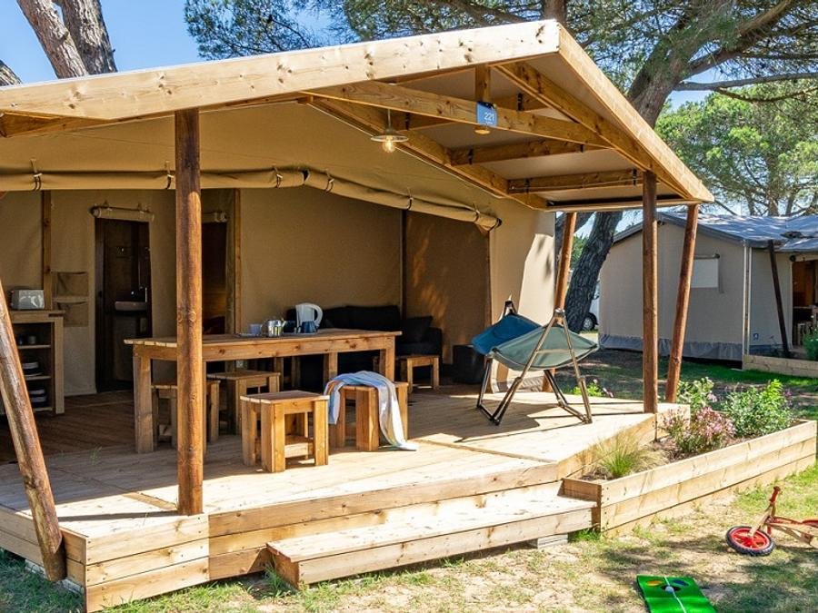 Camping Pas Cher vous présente avec son site Officiel campingpascher.fr, le Camping Ushuaïa Villages Le Parc De La Grève classé 4 étoiles, situé sur la commune de L'aiguillon Sur Vie dans le département Vendée (Pays De La Loire) en France. Le camping Ushuaïa Villages Le Parc De La Grève, vous présente un hébergement de type lodge de 32 m² pour 5 personnes. Le camping Ushuaïa Villages Le Parc De La Grève vous propose du sam. 04 juillet au sam. 11 juillet 2026, en promotion à -14% pour 7 nuits à 638,50 € au lieu de 745,0 € soit une Économie de 106,50 €. Cette location propose 39 dates différentes pour réserver votre séjour. Découvrez également les 19 autres gammes d'hébergements du camping. Les Avis clients pour le Camping Ushuaïa Villages Le Parc De La Grève sont excellents avec une note moyenne de 8 sur 10. LacMerRivièreÉtang, Piscine chauffée, Piscine extérieure, Animations familiales, Club enfants, Aire de jeux enfants, Canoë-kayak, Cyclisme, Golf, Ping-pong, Pédalo, Pétanque, Randonnée, Salle de jeux vidéo, Structure gonflable enfants, Boulangerie, Bureau de tabac, Dépôt de pain, Épicerie,... En savoir plus : cliquez-ICI.