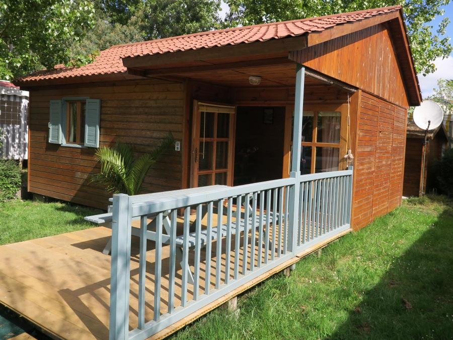 Camping Pas Cher vous présente avec son site Officiel campingpascher.fr, le Camping Ushuaïa Villages Le Parc De La Grève classé 4 étoiles, situé sur la commune de L'aiguillon Sur Vie dans le département Vendée (Pays De La Loire) en France. Le camping Ushuaïa Villages Le Parc De La Grève, vous présente un hébergement de type chalet de 24 m² pour 4 personnes et télévision. Le camping Ushuaïa Villages Le Parc De La Grève vous propose du sam. 18 juillet au sam. 25 juillet 2026, en promotion à -14% pour 7 nuits à 758 € au lieu de 885,0 € soit une Économie de 127 €. Cette location propose 29 dates différentes pour réserver votre séjour. Découvrez également les 19 autres gammes d'hébergements du camping. Les Avis clients pour le Camping Ushuaïa Villages Le Parc De La Grève sont excellents avec une note moyenne de 8 sur 10. LacMerRivièreÉtang, Piscine chauffée, Piscine extérieure, Animations familiales, Club enfants, Aire de jeux enfants, Canoë-kayak, Cyclisme, Golf, Ping-pong, Pédalo, Pétanque, Randonnée, Salle de jeux vidéo, Structure gonflable enfants, Boulangerie, Bureau de tabac, Dépôt de pain, Épicerie,... En savoir plus : cliquez-ICI.