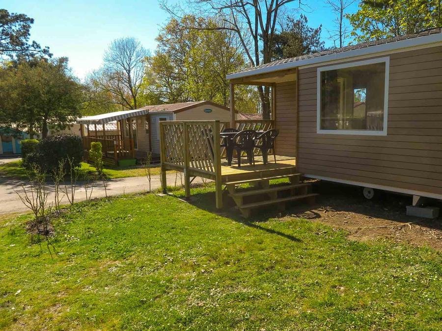 Camping Pas Cher vous présente avec son site Officiel campingpascher.fr, le Camping Ushuaïa Villages Le Parc De La Grève classé 4 étoiles, situé sur la commune de L'aiguillon Sur Vie dans le département Vendée (Pays De La Loire) en France. Le camping Ushuaïa Villages Le Parc De La Grève vous propose un hébergement de type mobil-home de 24 m² pour 4 personnes (télévision). Cet hébergement propose plus de 68 dates différentes pour réserver ! Pour dévouvrir la période la moins chère, consultez la rubrique 'Tarifs' et sélectionnez votre mois de départ. L'établissement vous propose 19 autres types d'hébergements. Découvrez tous nos séjours à petits prix dans la commune et aux alentours de L'aiguillon Sur Vie du département : Vendée (Pays De La Loire). Les Avis clients pour le Camping Ushuaïa Villages Le Parc De La Grève sont excellents avec une note moyenne de 8 sur 10. LacMerRivièreÉtang, Piscine chauffée, Piscine extérieure, Animations familiales, Club enfants, Aire de jeux enfants, Canoë-kayak, Cyclisme, Golf, Ping-pong, Pédalo, Pétanque, Randonnée, Salle de jeux vidéo, Structure gonflable enfants, Boulangerie, Bureau de tabac, Dépôt de pain, Épicerie,... En savoir plus : cliquez-ICI.