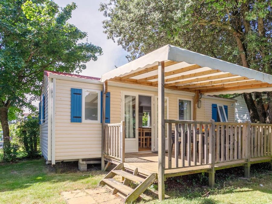 Camping Pas Cher vous présente avec son site Officiel campingpascher.fr, le Camping Ushuaïa Villages Le Parc De La Grève classé 4 étoiles, situé sur la commune de L'aiguillon Sur Vie dans le département Vendée (Pays De La Loire) en France. Le camping Ushuaïa Villages Le Parc De La Grève, vous présente un hébergement de type mobil-home de 28 m² pour 4 personnes et télévision. Le camping Ushuaïa Villages Le Parc De La Grève vous propose du vendredi 05 juin au vendredi 12 juin 2026 avec une PROMO de DERNIÈRE MINUTE, en promotion à -29% pour 7 nuits à 294 € au lieu de 416,0 € soit une Économie de 122 €. Cette location propose 73 dates différentes pour réserver votre séjour. Découvrez également les 19 autres gammes d'hébergements du camping. Les Avis clients pour le Camping Ushuaïa Villages Le Parc De La Grève sont excellents avec une note moyenne de 8 sur 10. LacMerRivièreÉtang, Piscine chauffée, Piscine extérieure, Animations familiales, Club enfants, Aire de jeux enfants, Canoë-kayak, Cyclisme, Golf, Ping-pong, Pédalo, Pétanque, Randonnée, Salle de jeux vidéo, Structure gonflable enfants, Boulangerie, Bureau de tabac, Dépôt de pain, Épicerie,... En savoir plus : cliquez-ICI.