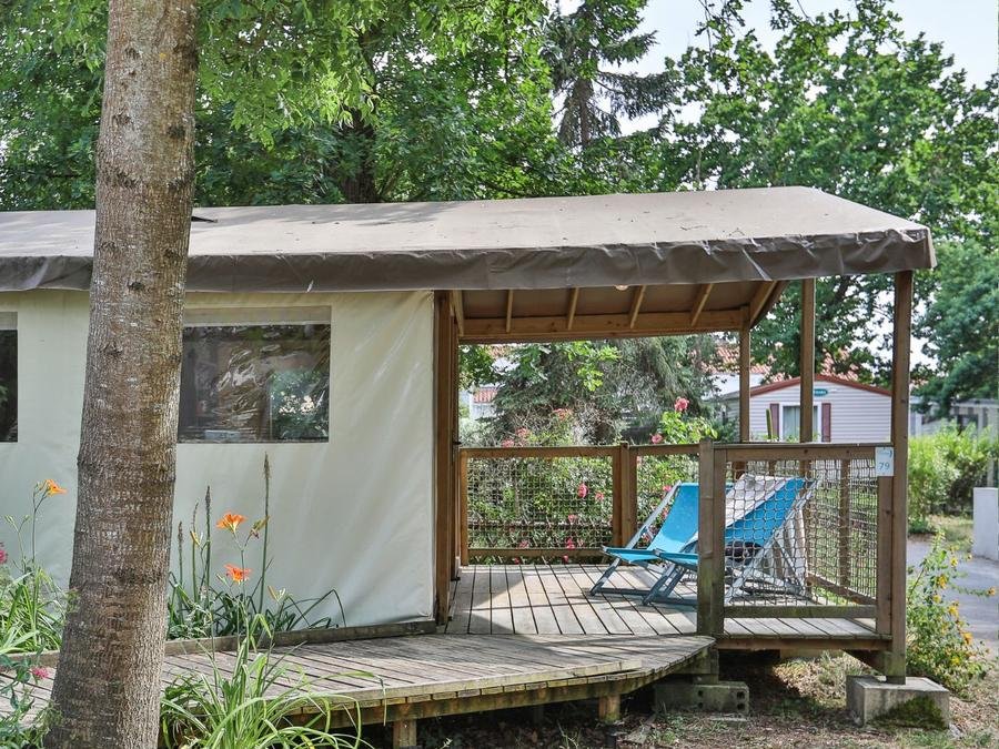 Camping Pas Cher vous présente avec son site Officiel campingpascher.fr, le Camping Ushuaïa Villages Le Parc De La Grève classé 4 étoiles, situé sur la commune de L'aiguillon Sur Vie dans le département Vendée (Pays De La Loire) en France. Le camping Ushuaïa Villages Le Parc De La Grève, vous présente un hébergement de type lodge de 25 m² pour 5 personnes. Le camping Ushuaïa Villages Le Parc De La Grève vous propose du sam. 04 juillet au sam. 11 juillet 2026, en promotion à -14% pour 7 nuits à 459 € au lieu de 535,0 € soit une Économie de 76 €. Cette location propose 34 dates différentes pour réserver votre séjour. Découvrez également les 19 autres gammes d'hébergements du camping. Les Avis clients pour le Camping Ushuaïa Villages Le Parc De La Grève sont excellents avec une note moyenne de 8 sur 10. LacMerRivièreÉtang, Piscine chauffée, Piscine extérieure, Animations familiales, Club enfants, Aire de jeux enfants, Canoë-kayak, Cyclisme, Golf, Ping-pong, Pédalo, Pétanque, Randonnée, Salle de jeux vidéo, Structure gonflable enfants, Boulangerie, Bureau de tabac, Dépôt de pain, Épicerie,... En savoir plus : cliquez-ICI.
