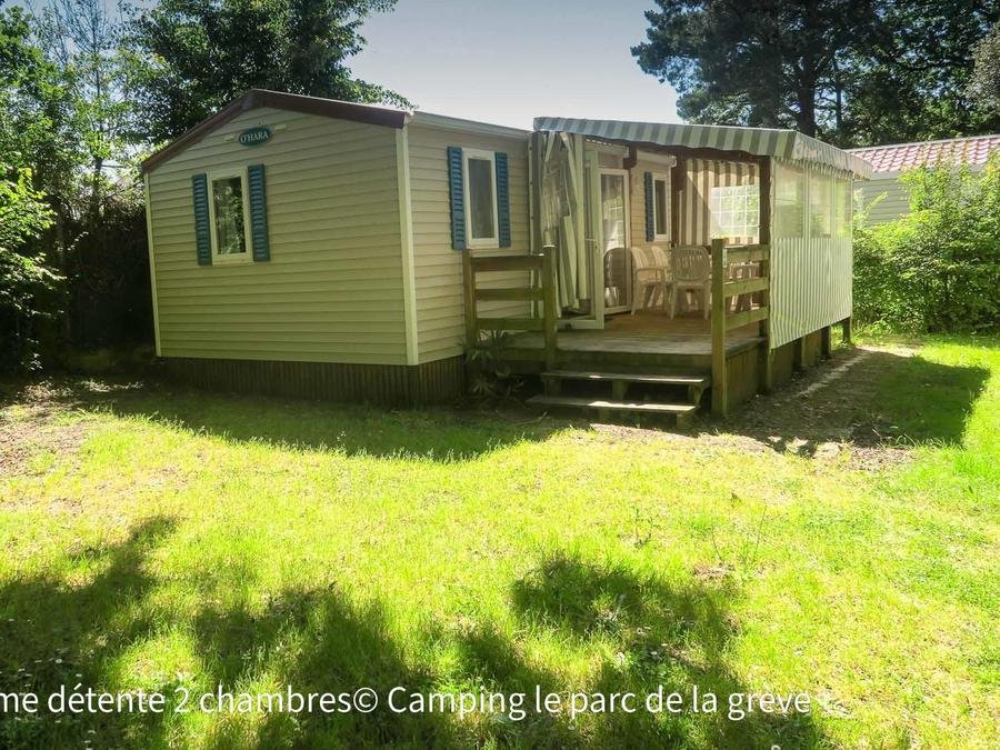 Camping Pas Cher vous présente avec son site Officiel campingpascher.fr, le Camping Ushuaïa Villages Le Parc De La Grève classé 4 étoiles, situé sur la commune de L'aiguillon Sur Vie dans le département Vendée (Pays De La Loire) en France. Le camping Ushuaïa Villages Le Parc De La Grève, vous présente un hébergement de type mobil-home de 28 m² pour 4 personnes et télévision. Le camping Ushuaïa Villages Le Parc De La Grève vous propose du dimanche 14 juin au dimanche 21 juin 2026, en promotion à -29% pour 7 nuits à 284,50 € au lieu de 402,0 € soit une Économie de 117,50 €. Cette location propose 15 dates différentes pour réserver votre séjour. Découvrez également les 19 autres gammes d'hébergements du camping. Les Avis clients pour le Camping Ushuaïa Villages Le Parc De La Grève sont excellents avec une note moyenne de 8 sur 10. LacMerRivièreÉtang, Piscine chauffée, Piscine extérieure, Animations familiales, Club enfants, Aire de jeux enfants, Canoë-kayak, Cyclisme, Golf, Ping-pong, Pédalo, Pétanque, Randonnée, Salle de jeux vidéo, Structure gonflable enfants, Boulangerie, Bureau de tabac, Dépôt de pain, Épicerie,... En savoir plus : cliquez-ICI.