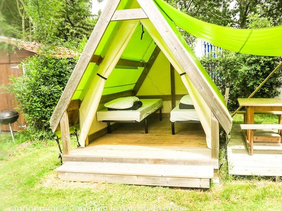 Camping Pas Cher vous présente avec son site Officiel campingpascher.fr, le Camping Ushuaïa Villages Le Parc De La Grève classé 4 étoiles, situé sur la commune de L'aiguillon Sur Vie dans le département Vendée (Pays De La Loire) en France. Le camping Ushuaïa Villages Le Parc De La Grève, vous présente un hébergement de type tente de 14 m² pour 4 personnes. Le camping Ushuaïa Villages Le Parc De La Grève vous propose du sam. 04 juillet au sam. 11 juillet 2026, en promotion à -14% pour 7 nuits à 429 € au lieu de 500,0 € soit une Économie de 71 €. Cette location propose 22 dates différentes pour réserver votre séjour. Découvrez également les 19 autres gammes d'hébergements du camping. Les Avis clients pour le Camping Ushuaïa Villages Le Parc De La Grève sont excellents avec une note moyenne de 8 sur 10. LacMerRivièreÉtang, Piscine chauffée, Piscine extérieure, Animations familiales, Club enfants, Aire de jeux enfants, Canoë-kayak, Cyclisme, Golf, Ping-pong, Pédalo, Pétanque, Randonnée, Salle de jeux vidéo, Structure gonflable enfants, Boulangerie, Bureau de tabac, Dépôt de pain, Épicerie,... En savoir plus : cliquez-ICI.