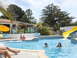 Camping Pas Cher vous présente avec son site Officiel campingpascher.fr, le Camping Ushuaïa Villages Le Parc De La Grève classé 4 étoiles, situé sur la commune de L'aiguillon Sur Vie dans le département Vendée (Pays De La Loire) en France. Le camping Ushuaïa Villages Le Parc De La Grève, vous présente un hébergement de type mobil-home de 20 m² pour 2 personnes et télévision. Le camping Ushuaïa Villages Le Parc De La Grève vous propose du jeudi 25 juin au jeudi 02 juillet 2026, en promotion à -29% pour 7 nuits à 235,50 € au lieu de 332,0 € soit une Économie de 96,50 €. Cette location propose 36 dates différentes pour réserver votre séjour. Découvrez également les 19 autres gammes d'hébergements du camping. Les Avis clients pour le Camping Ushuaïa Villages Le Parc De La Grève sont excellents avec une note moyenne de 8 sur 10. LacMerRivièreÉtang, Piscine chauffée, Piscine extérieure, Animations familiales, Club enfants, Aire de jeux enfants, Canoë-kayak, Cyclisme, Golf, Ping-pong, Pédalo, Pétanque, Randonnée, Salle de jeux vidéo, Structure gonflable enfants, Boulangerie, Bureau de tabac, Dépôt de pain, Épicerie,... En savoir plus : cliquez-ICI.