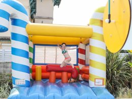 Camping Pas Cher vous présente avec son site Officiel campingpascher.fr, le Camping Ushuaïa Villages Le Parc De La Grève classé 4 étoiles, situé sur la commune de L'aiguillon Sur Vie dans le département Vendée (Pays De La Loire) en France. Le camping Ushuaïa Villages Le Parc De La Grève, vous présente un hébergement de type bungalow de 30 m². Le camping Ushuaïa Villages Le Parc De La Grève vous propose du sam. 04 juillet au sam. 11 juillet 2026, en promotion à -14% pour 7 nuits à 448,88 € au lieu de 525,0 € soit une Économie de 76,12 €. Cette location propose 118 dates différentes pour réserver votre séjour. Découvrez également les 19 autres gammes d'hébergements du camping. Les Avis clients pour le Camping Ushuaïa Villages Le Parc De La Grève sont excellents avec une note moyenne de 8 sur 10. LacMerRivièreÉtang, Piscine chauffée, Piscine extérieure, Animations familiales, Club enfants, Aire de jeux enfants, Canoë-kayak, Cyclisme, Golf, Ping-pong, Pédalo, Pétanque, Randonnée, Salle de jeux vidéo, Structure gonflable enfants, Boulangerie, Bureau de tabac, Dépôt de pain, Épicerie,... En savoir plus : cliquez-ICI.